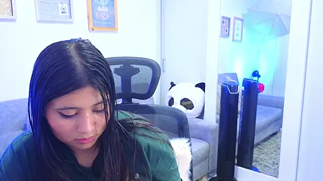 annylouis online show from November 15, 7:32 pm