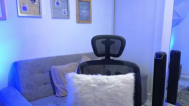 annylouis online show from November 19, 7:36 pm