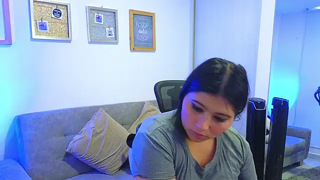 annylouis online show from November 29, 7:28 pm