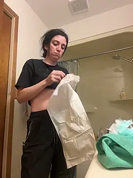 Snapshot of XXlolaXX chatting on December 17, 9:05 pm XXlolaXX online show from December 17, 9:05 pm