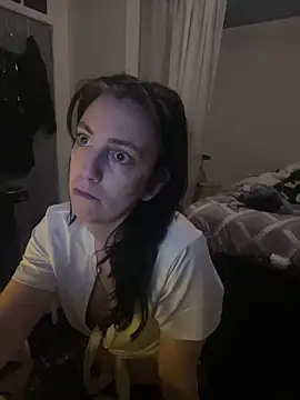 Snapshot of XXlolaXX chatting on February 3, 3:31 am XXlolaXX online show from February 3, 3:31 am