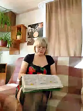 Snapshot of IrmaRose chatting on February 19, 6:33 am IrmaRose online show from February 19, 6:33 am