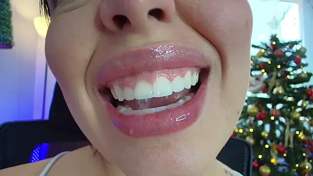 Snapshot of lisbet21x chatting on December 18, 6:35 pm lisbet21x online show from December 18, 6:35 pm