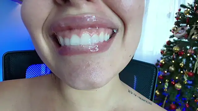 Snapshot of lisbet21x chatting on December 20, 10:32 pm lisbet21x online show from December 20, 10:32 pm