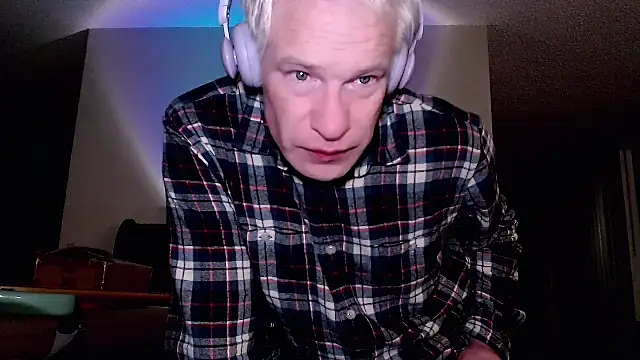 Snarfle82 online show from October 26, 4:40 am