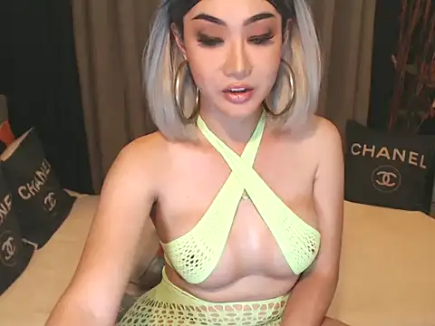 Snapshot of JustForCassie chatting on October 12, 11:31 am JustForCassie online show from October 12, 11:31 am