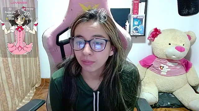 Snapshot of Maggie_Fox3 chatting on December 7, 2:09 am Maggie Fox3 online show from December 7, 2:09 am