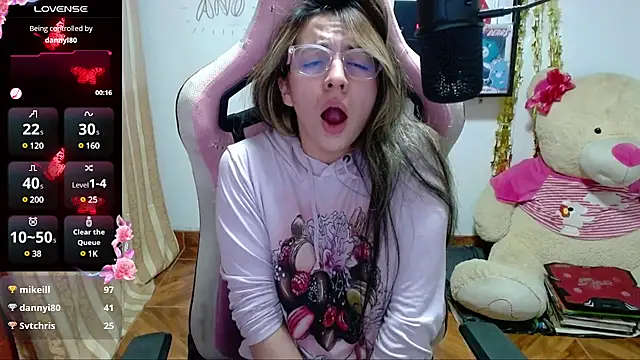 Snapshot of Maggie_Fox3 chatting on January 11, 3:55 am Maggie Fox3 online show from January 11, 3:55 am