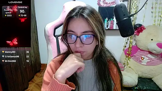 Snapshot of Maggie_Fox3 chatting on February 9, 6:11 am Maggie Fox3 online show from February 9, 6:11 am