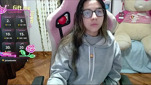 Snapshot of Maggie_Fox3 chatting on September 18, 3:19 am Maggie Fox3 online show from September 18, 3:19 am