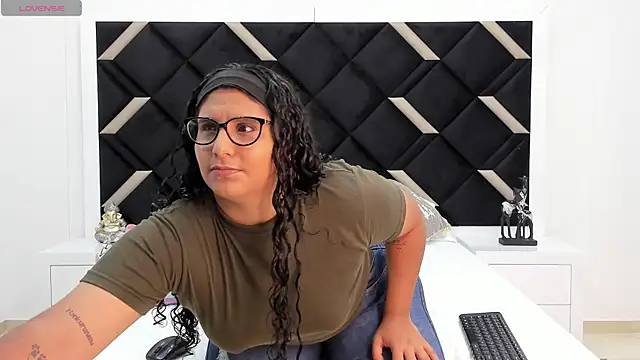 DanielleEvans  online show from March 1, 11:17 am