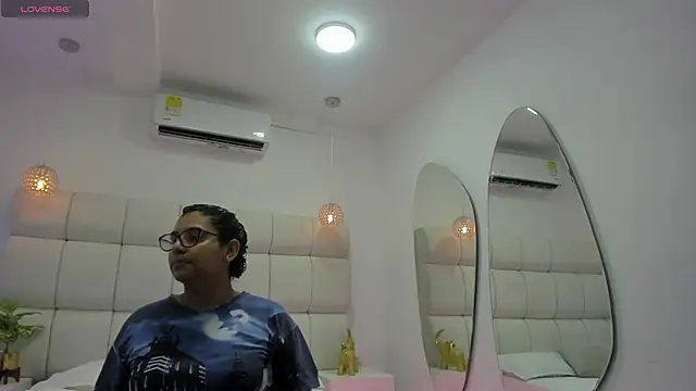 DanielleEvans  online show from November 30, 11:14 am