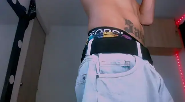 Snapshot of Samuel_Suarez chatting on January 7, 11:24 pm Samuel Suarez online show from January 7, 11:24 pm