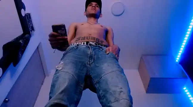 Snapshot of Samuel_Suarez chatting on February 7, 12:20 am Samuel Suarez online show from February 7, 12:20 am