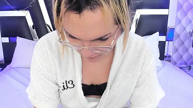 Snapshot of katya_kozlov chatting on March 17, 9:44 am katya kozlov online show from March 17, 9:44 am