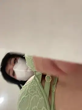 Snapshot of Onee-Chew chatting on December 5, 12:52 am Onee-Chew online show from December 5, 12:52 am