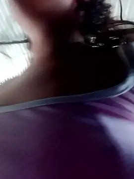 Snapshot of ValeriaSantos- chatting on March 1, 7:04 pm ValeriaSantos- online show from March 1, 7:04 pm