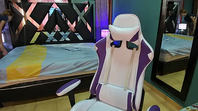 Linda4Petite online show from February 8, 6:01 pm