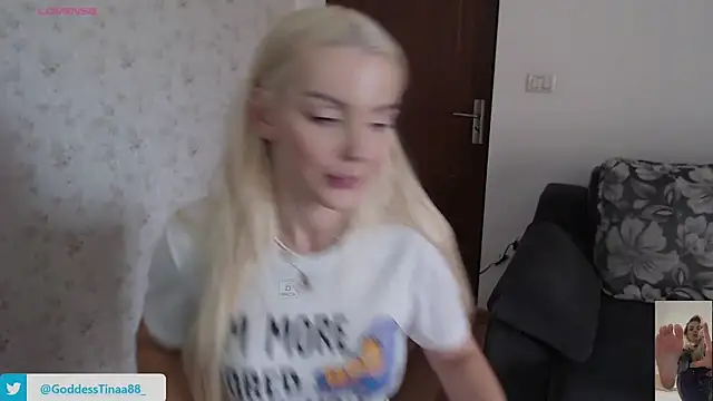 Snapshot of Goddess_Tina chatting on October 30, 7:54 am Goddess Tina online show from October 30, 7:54 am