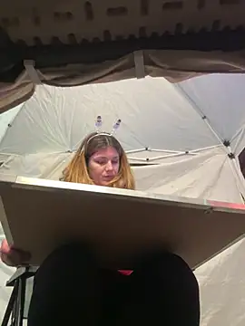 DaisyVibesss online show from December 12, 3:59 pm