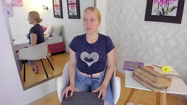 EmilySumer online show from March 7, 8:33 pm