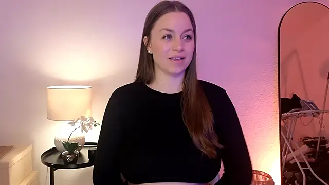 Snapshot of MilaFleur chatting on February 15, 9:05 am MilaFleur online show from February 15, 9:05 am