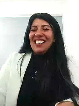 aisha latina online show from December 4, 5:55 pm