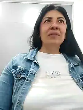 aisha latina online show from December 9, 3:00 pm