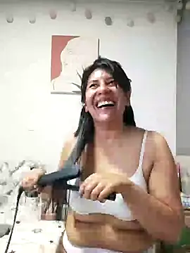 aisha latina online show from December 21, 11:45 pm