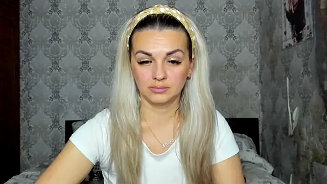 NicoletMoore online show from December 19, 11:46 pm