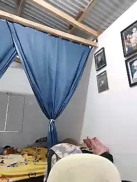 Snapshot of lickmepussy21 chatting on December 15, 11:42 pm lickmepussy21 online show from December 15, 11:42 pm