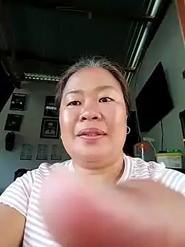 Snapshot of lickmepussy21 chatting on February 3, 6:24 am lickmepussy21 online show from February 3, 6:24 am