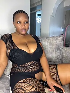 Snapshot of Hyra_Ari chatting on October 31, 6:25 am Hyra Ari online show from October 31, 6:25 am