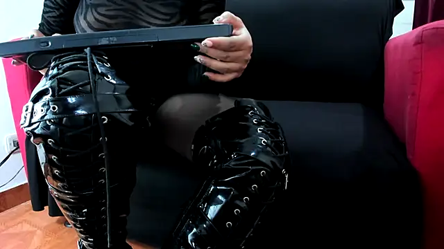 Snapshot of MissVioleta1 chatting on February 19, 6:44 am MissVioleta1 online show from February 19, 6:44 am