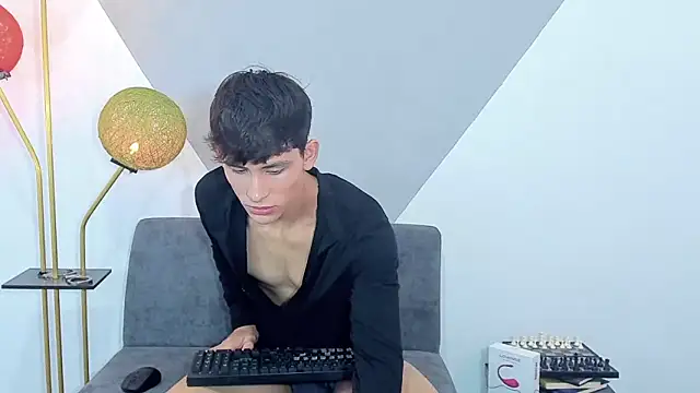 Snapshot of logan_thomas chatting on December 6, 8:05 am logan thomas online show from December 6, 8:05 am