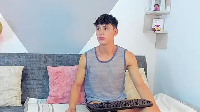 Snapshot of logan_thomas chatting on February 10, 8:42 am logan thomas online show from February 10, 8:42 am