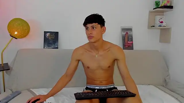 Snapshot of logan_thomas chatting on October 24, 10:22 am logan thomas online show from October 24, 10:22 am