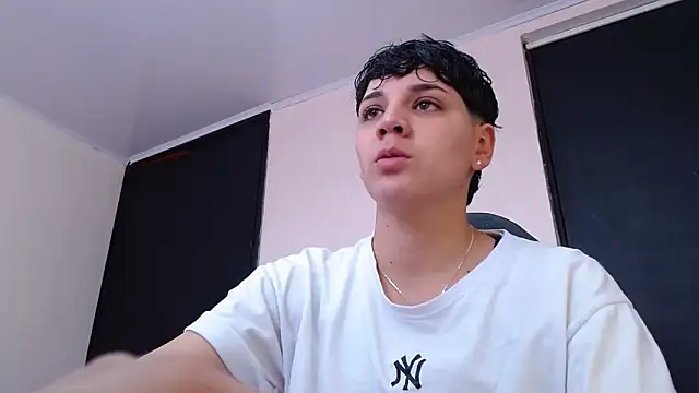 Snapshot of bad_giirl_ chatting on December 13, 4:38 pm bad giirl online show from December 13, 4:38 pm