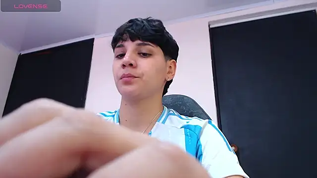 Snapshot of bad_giirl_ chatting on December 18, 3:55 pm bad giirl online show from December 18, 3:55 pm