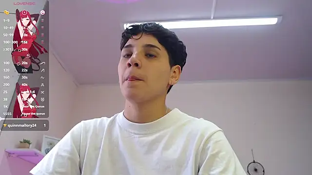 Snapshot of bad_giirl_ chatting on February 21, 7:32 pm bad giirl online show from February 21, 7:32 pm