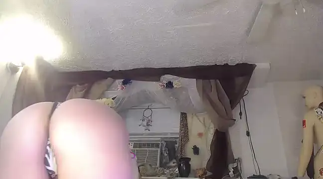 Snapshot of MaxiMillz chatting on January 5, 8:52 pm MaxiMillz online show from January 5, 8:52 pm