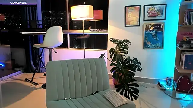 Snapshot of tastymeli chatting on December 9, 11:24 pm tastymeli online show from December 9, 11:24 pm