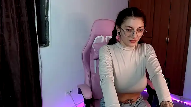 Snapshot of tastymeli chatting on December 28, 12:26 am tastymeli online show from December 28, 12:26 am