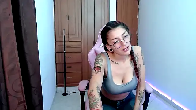 Snapshot of tastymeli chatting on January 15, 2:38 am tastymeli online show from January 15, 2:38 am