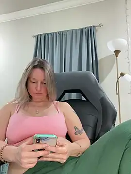 Snapshot of Vivian_MayXxX chatting on December 4, 5:49 am Vivian MayXxX online show from December 4, 5:49 am