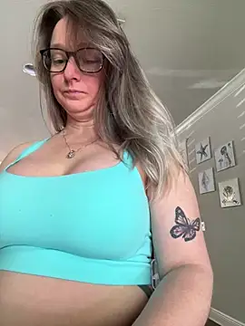 Snapshot of Vivian_MayXxX chatting on March 12, 8:10 pm Vivian MayXxX online show from March 12, 8:10 pm