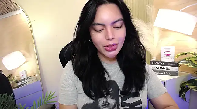 HotstuffCherrySummer online show from January 8, 9:10 am