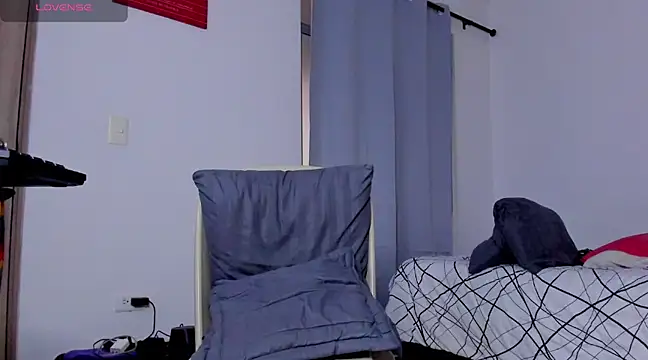 Snapshot of Cloudy_pigDude chatting on March 14, 8:21 am Cloudy pigDude online show from March 14, 8:21 am