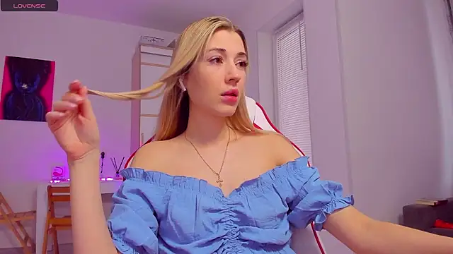 HotCarolineXO online show from February 3, 7:40 am