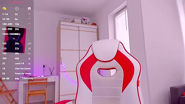 HotCarolineXO online show from February 22, 10:29 am